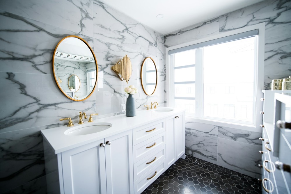 Salle de bain marbre et laiton
